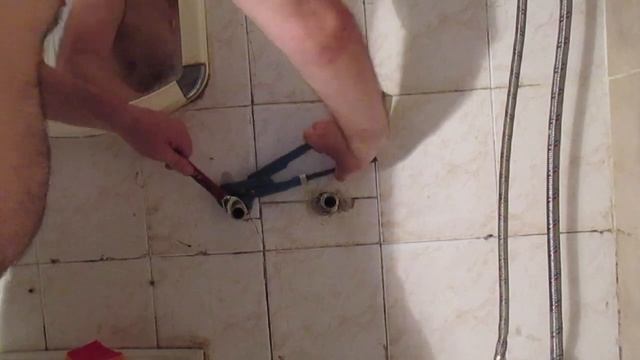 Устранение утечки воды на смесителе в ванной.