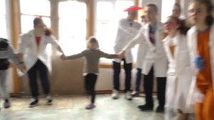 ARTEK-TV  2018 _ «БОЛЬНИЧНЫЕ КЛОУНЫ» ИЗ «АРТЕКА» НАВЕСТИЛИ ПАЦИЕНТОВ ДЕТСКОГО САНАТОРИЯ.mp4