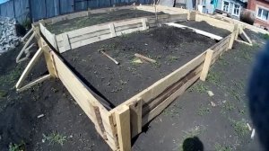 Опалубка под фундамент. Монтаж перегородок