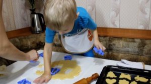 готовим печенье разной формы и поливаем его шоколадом cooking cookies with chocolate