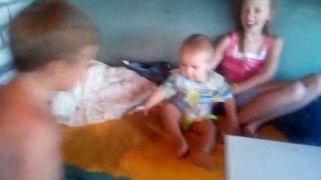 Малыш щипает подружку смотреть онлайн