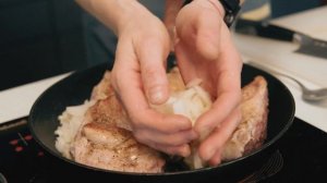 Запечённый кролик с черносливом | Рецепт бренд-шефа ВкусВилл