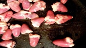 Горячий салат с ореховой пастой