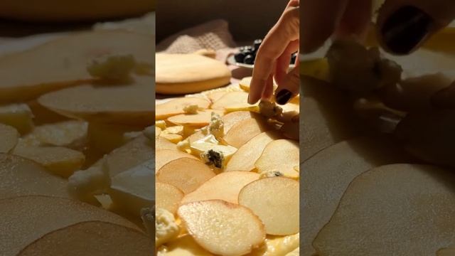 Галета с грушей и горгонзолой
