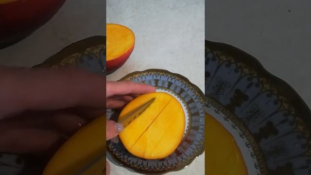 Как красиво разрезать манго!  How to cut mango beautifully ! #shorts