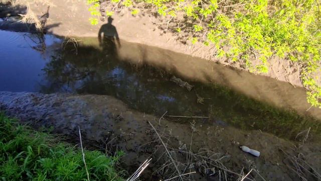 ВОТ ЭТО РЫБАЛКА в микро речке!!! Рыбалка в пересохшей реке!!! Проверяю верши!!! смотреть онлайн