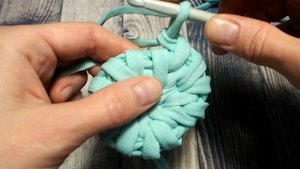Ровный круг узором ротанг крючком из трикотажной пряжи.