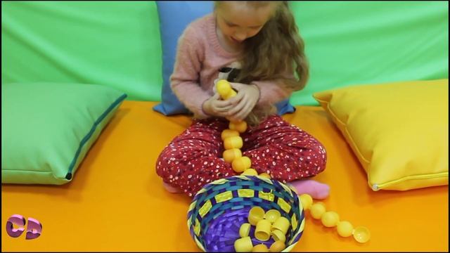 ПОДЕЛКИ ИЗ КИНДЕРОВ. Детское творчество. Развивающее видео для детей ✿ Сomedy Detki смотреть онлайн