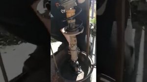 Приспособление для установки пружины на стойку автомобиля.