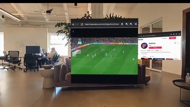 чувак рубится в Фифу через Quest 3 прямо в офисе, а когда возникает рабочий вопрос решает его. смотреть онлайн