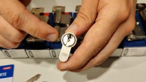 Как открыть одним ключом 13 замков ? Abus s60p Цилиндры под один ключ.