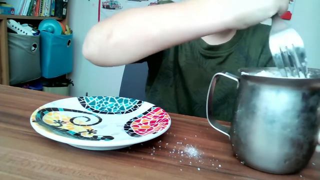 Примораживаем кружку к блюдцу с помощью снега и соли смотреть онлайн