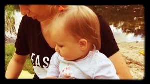 Ребёнок первый раз пробует кислое - цитрусовые