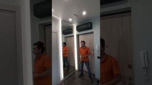 парящее зеркало в прихожей с подсветкой в квартире студии  ЖК Пик