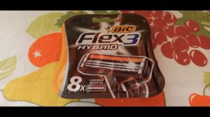 Бокс с восемью сменными кассетами для бритвенного станка BIC Flex 3 Hybrid.