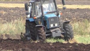 МТЗ 1221 один Беларус пашет поле !