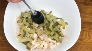 Салат с курицей, маринованными  огурцами  и грибами - покорит сердце любого мужчины.