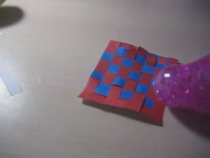 Делаем ПЛЕТЁННЫЙ КОВРИК из бумаги. Бумажная поделка!