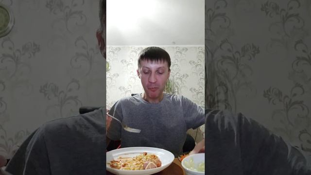 Обжор, спагетти с сырным салатом и сосисками. смотреть онлайн