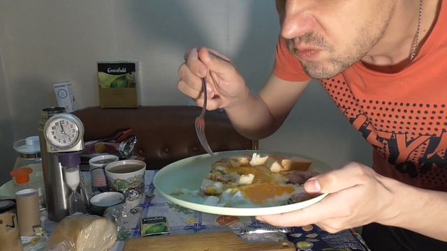 ЖРУ НОЧЬЮ ПЕРЕД СНОМ ЯИЧНИЦУ НА САЛЕ ВКУСНЯШКА, Я ЛЮБЛЮ ГОТОВИТЬ