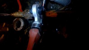 откручивание гайки на водопроводной трубе