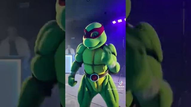 Раф и Майки заводят толпу) #черапашкининдзя #ninjasturtles