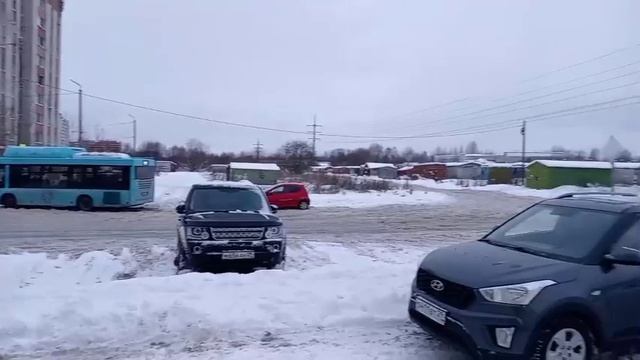 Время 12:35, автобусов 8 стоят на конечной на Галушина