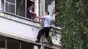 В Саранске полицейские спасли ребенка, которого обезумевший отец собирался выкинуть из окна