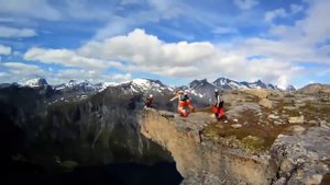 Прыжки со скалы в костюме крыле.Вингсют. Wingsuit.Extreme jumping.