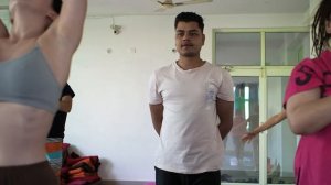 Утренние занятия в школе йоги Ришикул Йогшала в Индии