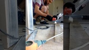 Подрезка профиля болгаркой намного ускоряет рабочий процесс. Гипсокартон
