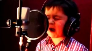 МАЛЕНЬКИЙ МАЛЬЧИК ОЧЕНЬ КРАСИВО ПОЕТ