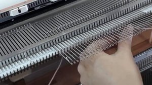 Набор петель на вязальной машине - методом обвития игл.