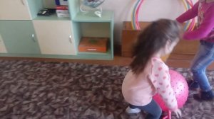 Мячики играем прыгаем на мячиках.Balls play jump on balls