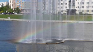 Фонтан на реке. Радуга