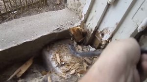 Демонтаж деревянного окна.