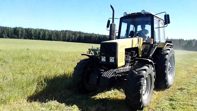 Заготовка кормов 2018. Косим травы на сено при помощи трактора БЕЛАРУС 1221 (экологические поля) смотреть онлайн