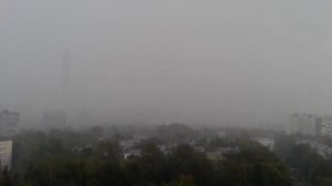 Молния ударила в крышу дома