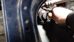 Хендай Galloper как снять верхнюю крышку рулевого редуктора. Порядок съема, гонит масло.