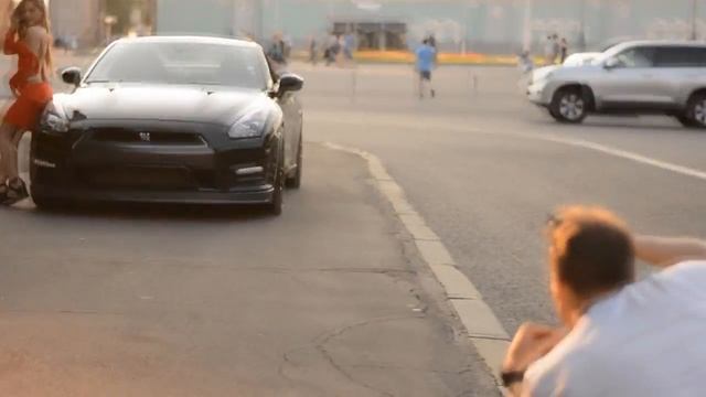 Nissan GT-R & Девушка в красном ;) смотреть онлайн