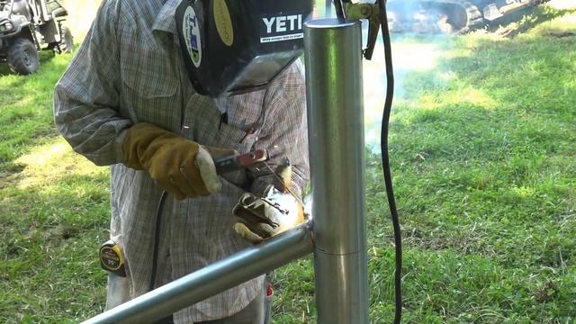 FARM FENCING...WOOD POST AND STEEL POST BRACING COMPARED..WELDS AND MORE! смотреть онлайн