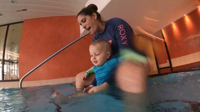 BABY SWIMMING - Amazing 18 month old - FRONT CRAWL SWIMMING TECHNIQUE смотреть онлайн
