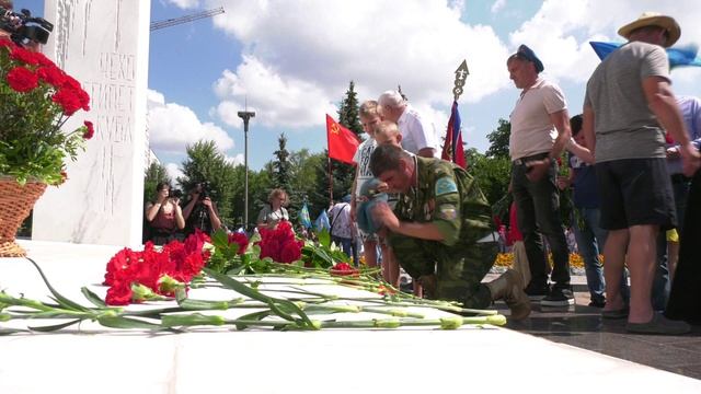 В Самаре возложили цветы к монументу на площади памяти погибшим в необъявленных войнах
