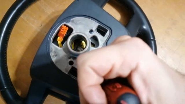 Как легко и правильно снять подушку безоп. водителя и не портить сам руль, на Туареге. смотреть онлайн