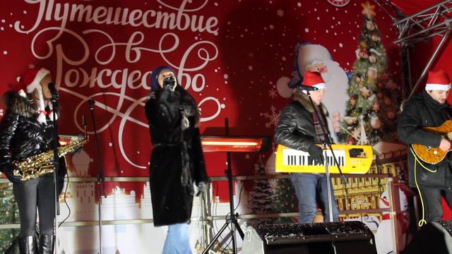 Белая зима началась внезапно. Вышла и метет, метёт,  метёт.