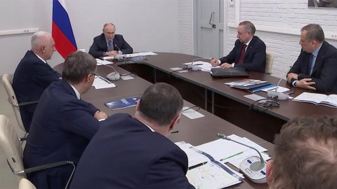 В. Путин провел совещание по вопросам социально-экономического развития агломерации Санкт-Петербурга