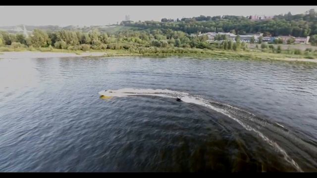 По катушки на ватрушке,  Катер на Волге. Motorboat ride on the inflatable ring, the man on the v