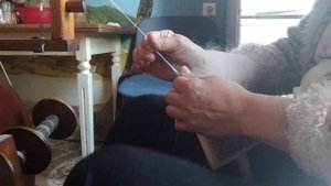 Прядение собачьей шерсти прямо с чёсок.