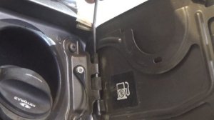 Как снять люк бензобака с Лада Приора, не повредив герметик.