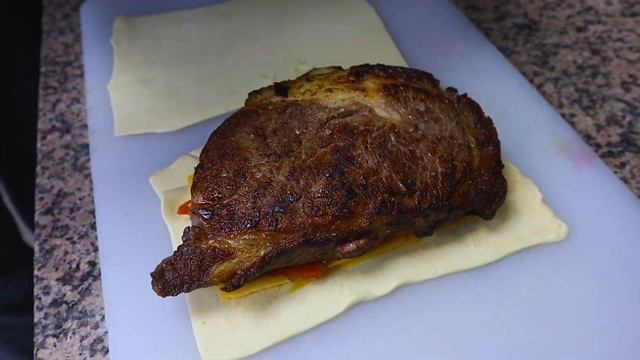 РИБАЙ В ТЕСТЕ. Готовим стейк по-другому и получаем вкусный пирог. #стейкрибай #пирогсмясом #рецепт